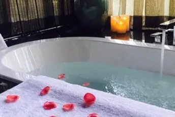 南通水疗池中的失重冥想:当身体学会漂浮